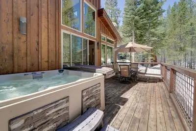 Image de Luxurious Tahoe Donner Home w\/ Golf Course Views!
