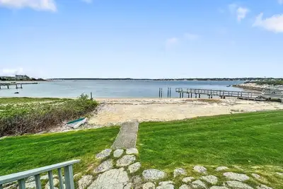 Image de Private beach just steps off the back deck and amazing water views