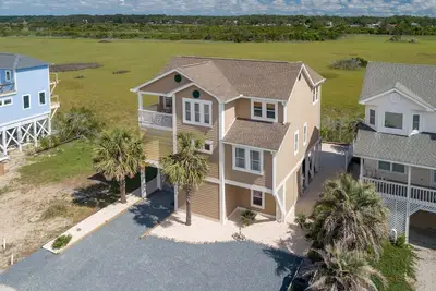 Image de Crawdaddy's offers the best of both the marsh and ocean views, perfect for a relaxing vacation.