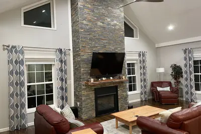 Image de Beautiful Custom Home on 1. 5 acres of Serene Property w/ Movie Room