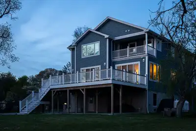 Image de 4 Bed Waterfront house w/private dock on the Moriches Bay. Sleeps 8 comfortably.