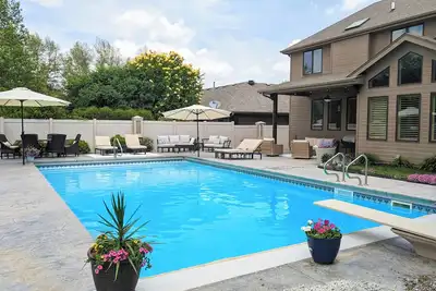 Image de Luxury Home with Heated Saltwater Pool