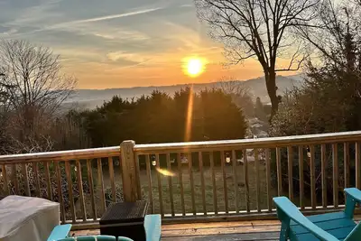 Image de Mountain view, deck, sunroom, grill, wood burning fireplace, dogs welcome!