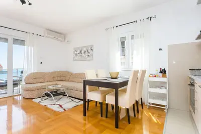 Appartement d'une chambre avec la terrasse et la vue sur le mer Seget Donji, Trogir (A-21374-a)