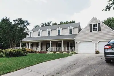 Image de Spacious home in peaceful neighborhood