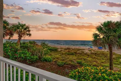 Image de Beach Heaven! Right-on-the-Ocean Balcony, Sleeps 8, with Pool!