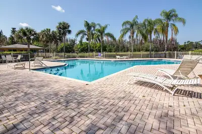 Image de Magnolias on Cobblestone – Stylish Pet Friendly Retreat w\/ Private Lanai, Pool Access & Smart TVs!