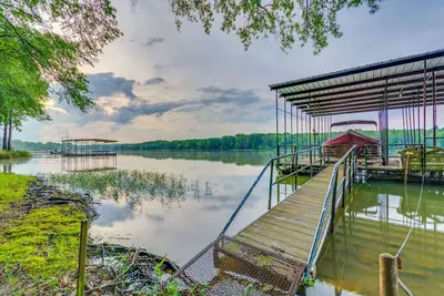 Image de Lakefront Arkansas Abode - Deck, Grill & Fire Pit