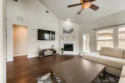 Image de New, beautiful 5 Br, 10 beds, near At&T Stad, Joe Pool, Sixflag, and pet friendly