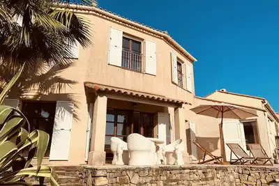 Image de Sonniges Ferienhaus mit 180 Grad-blick auf das Meer, mit Pool in Privatresidenz
