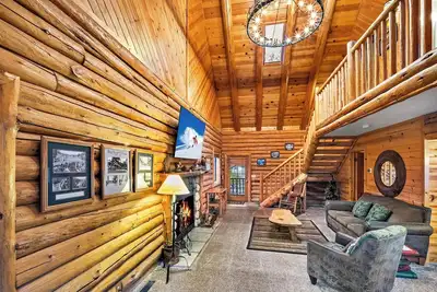 Image de Bear Mountain Log Lodge By Destination Big Bear: Walking distance to Bear Mountain, Golf Course and Hiking Trails! Hot Tub! Fenced Yard! Pet Friendly!
