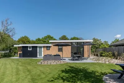 Image de Chalet avec cour arrière large et profonde, abritée et située au sud-ouest<br>Décoré dans un style cont