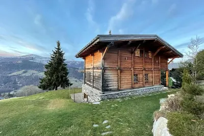 Image de Chalet de caractère pour 12 pers, 165m², 5 chambres, cheminée, hammam, babyfoot, proche des Saisies.