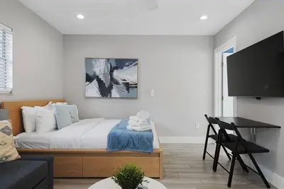Image de A private studio just steps from Raymond James Stadium, perfect for game days, concerts, and events.