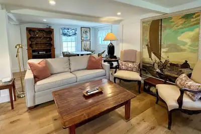 Image de Renovated 2024, Blocks From the Inner Harbor/ Downtown - King, Twins, Pull out.