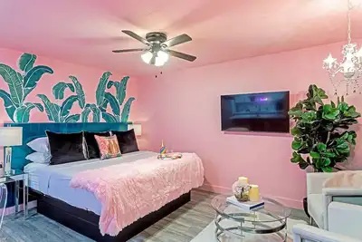 Image de Your Montrose Studios! Sleeps 28/14br/14ba/7pa