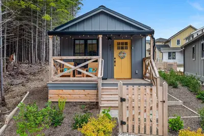 Image de New* Seabrook's Hammerbarn: Dog Friendly!