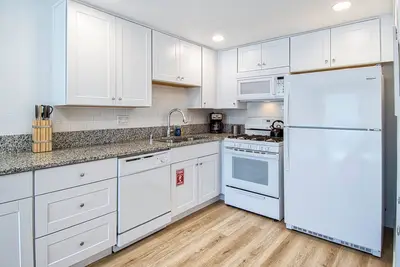 Funtierland + Suite Escapes 6 (new location! ) + Walk to Disneyland + 3 Pools
