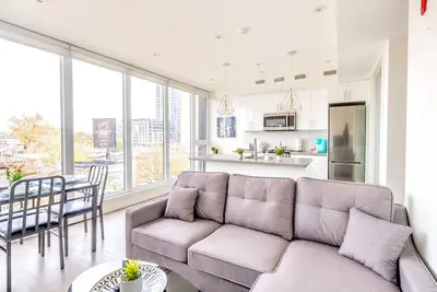 Image de Bright &  Spacious Condo Near High Park