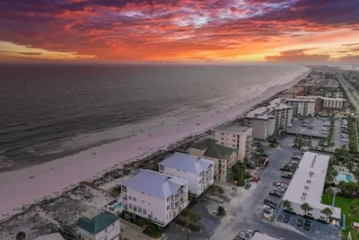 Image de Beach Front 8 Br 6 Ba + Pool & Hot Tub + Pickleball Fun