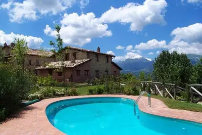 Image de Villa avec vue sur les Monts Sibillini et piscine