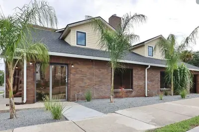 Image de 3 Br Urban Hideaway - Steps from Daily's/Tiaa Fld!
