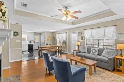 Image de 10 Mins to Tiger Stadium! South Burbank Bungalow