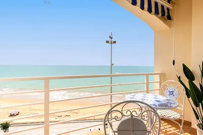 Image de Exclusive apartment in front of the sea. Victoria