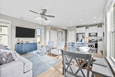 Image de Modern coastal home with beach gear, grill, and board games - sound views