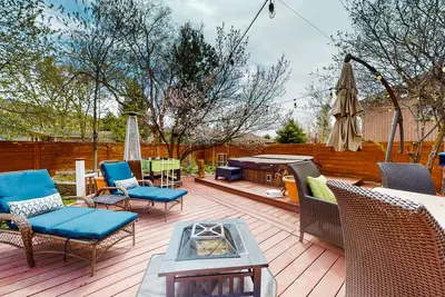 Image de Inviting home with private hot tub, amazing deck & prime location