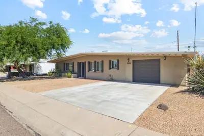 Image de Family Friendly Phx Retreat w/Pool/Grill/Outdoor Dining/Sleeps 7/Pet Friendly