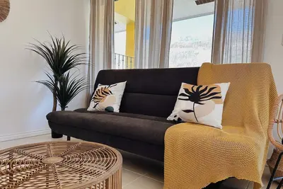Image de Cozy Vibe, newly renovated 2 Bdr condo - 5 minutes to the beach!