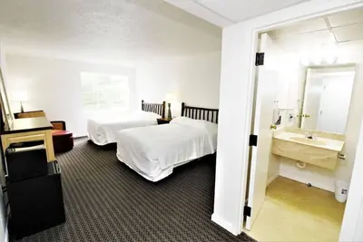 Family Vacation Studio w Pool. Explore Branson