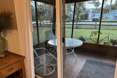Image de Cozy home in walking distance of a large number of seafood restaurants.
