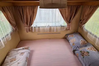 Image de kucica u blizini jezera