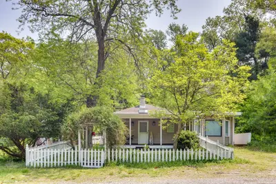 Image de Gary Cottage w\/ Outdoor Dining Areas - Near Beach!