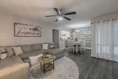 Image de Cozy 2br Farmhouse Apt - Sleeps 8 - Free Parking!