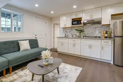 Image de Efficiently Equipped Pacifica Apt - 1 Mi to Beach!