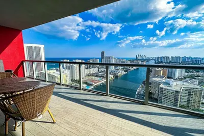Image de Exceptional 2 bedroom Ph Incredible View