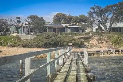 Image de Sunset Ridge has direct access to a private beach and small jetty.