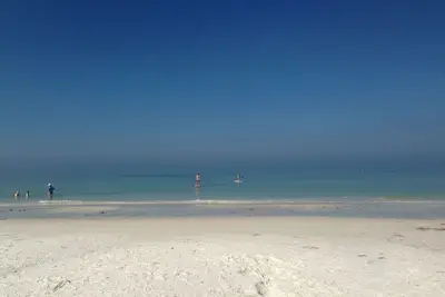 Image de Gorgeous 2 Bed 2 Bath Gulf front, just steps to the white powder beach