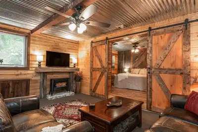 Image de Foxwood Cabin \/ Hot Tub, Wifi, Pet Friendly, Easy Access