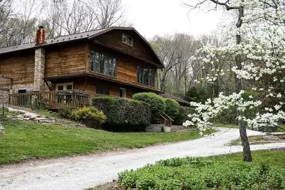 Image de The Bunkhouse- fire pit, waterfall, games, private retreat for the family!