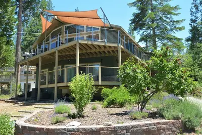 Image de This house is a 5 bedroom(s), 5 bathrooms, located in Bass Lake, Ca.
