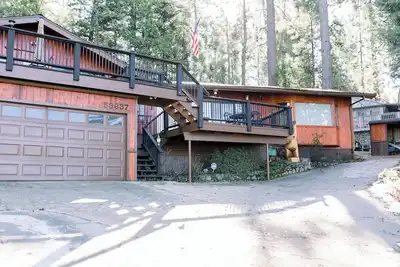 Image de This house is a 3 bedroom(s), 2 bathrooms, located in Bass Lake, Ca.