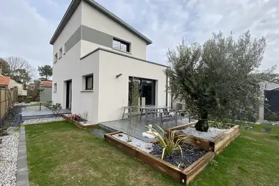 Image de maison neuve bord de mer et plage
