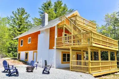 Image de Best Mountain Views Triple level Deck /w Hot tub Brand New Home Sleeps 30!