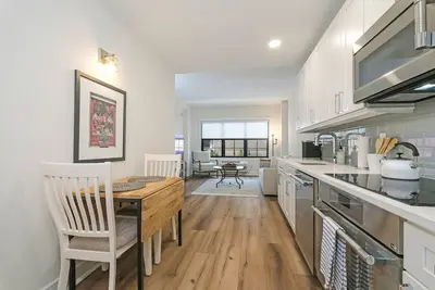 Image de Downtown One Bedroom Suite Steps to Metro North