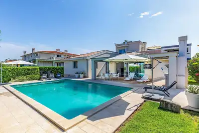 Image de Belle maison à Banjole avec WiFi