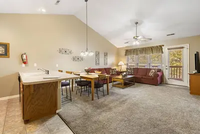 Image de Full Condo + Suite with Kitchenette - Connecting Units